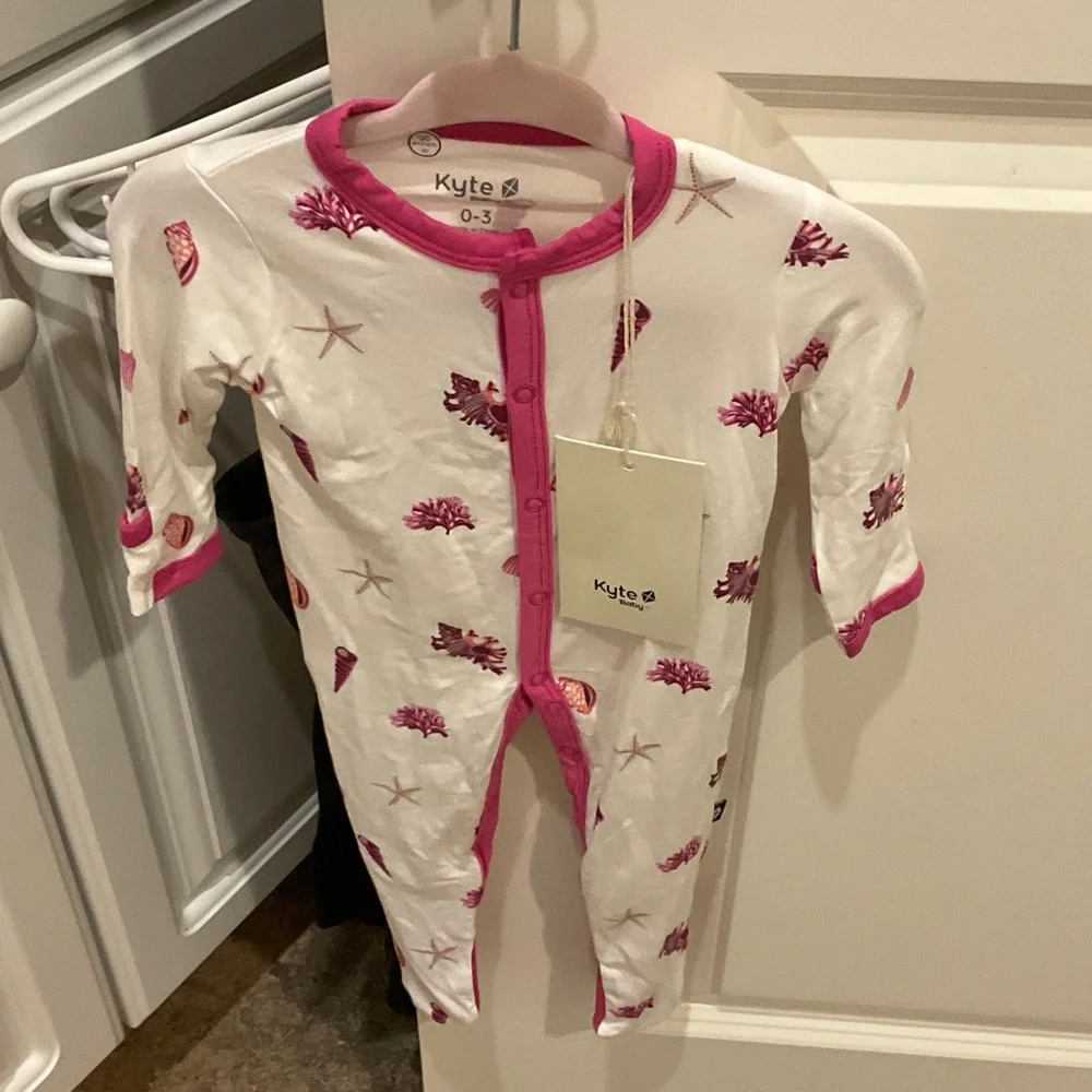 Kyte BABY Raspberry Shell Print One Piece Footie - Picture 1 of 4